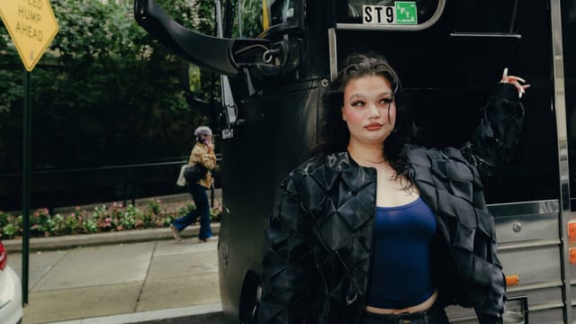 LOLA YOUNG - Everything Begins
